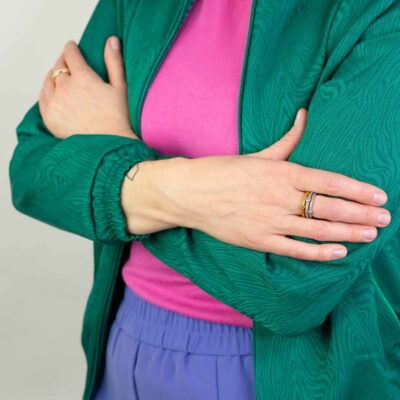 Frau trägt Ring Stacking mit runden Verlobungsringen aus Recycling Gold mit Ethical Diamond in einer Zargenfassung von Jan Spille Goldschmeid aus Hamburg