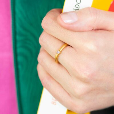 Minimalistischer Unisex Verlobungsring aus Recycling Gold mit Ethical Diamond von Jan Spille aus Hamburg