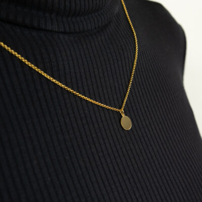goldene coin kette auf schwarzem pullover für gravur schmuck hamburg von jan spille