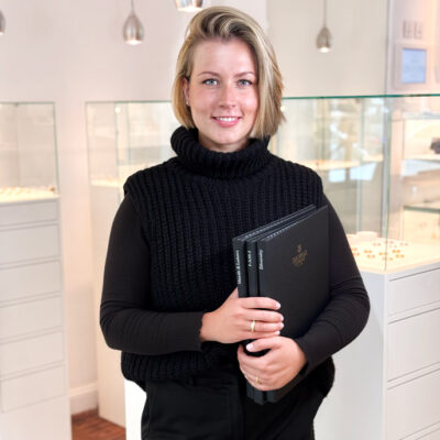 Team Jan Spille, schmuckberaterin Carla im Hamburger Atelier