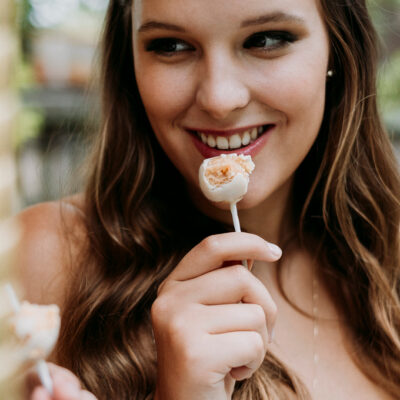 Braut mit Cakepop und Fairtrade Trauring von Jan Spille Eheringe Goldschmied