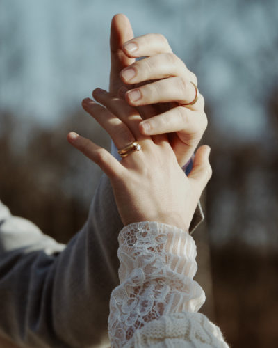 Ehepaar bei der Hochzeit mit zeitlosen Eheringen Fairtrade von Jan Spille Schmuck Hamburg