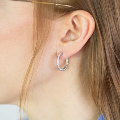 Weissgold gedrehte creolen aus Fairtrade Echtgold der Schmuckkollektion Twister von Jan Spille-Schmuck