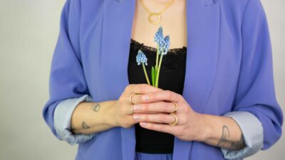 Verlobunsgring oder ring gedreht und Ketten der Schmuckkollektion Twister aus Fair trade Gold von Jan Spille