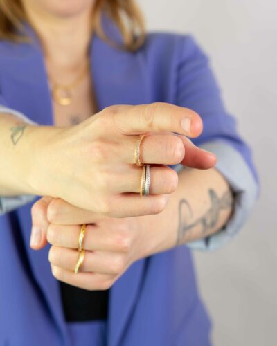Frau zeigt Faust mit Fairtrade ring gedreht im modernen ring Stacking von Jan Spille aus Hamburg