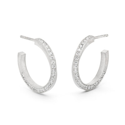 Moderne gedrehte creolen silber aus Fairtrade Weißgold und matter Oberfläche der Schmuckkollektion Twister von Jan Spille-Schmuck