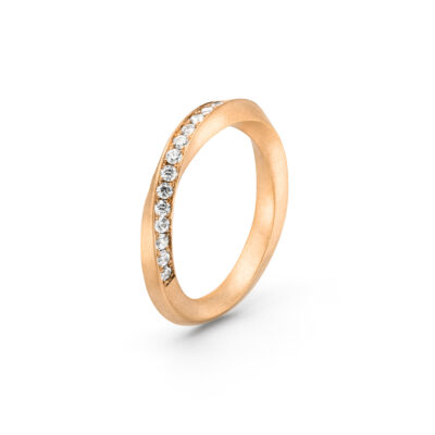 Minimalistischer Verlobungsring gedreht aus Fairtrade Echtgold der Twister Schmuckkollektion vom Goldschmied Jan Spille