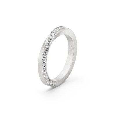 Moderner weißgold Verlobungsring gedreht aus Fairtrade Gold in der Twister Kollektion von Jan Spille-Schmuck