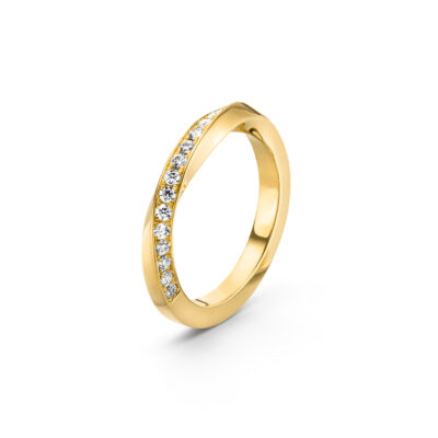 Polierter Gold Verlobungsring gedreht mit Steinen aus Fairtrade Echtgold der Schmuckkollektion Twister von Jan Spille Hamburg