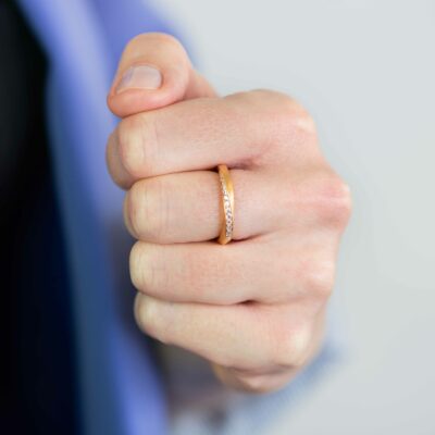 Zierlicher Verlobungsring aus Recycling Gold gewickelt mit fairen Diamanten