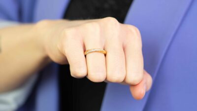 Frau macht eine Faust und zeigt zierlicher Verlobungsring gedreht aus Fairtrade EchtGold gewickelt mit fairen Diamanten von Jan Spille Goldschmied aus Hamburg