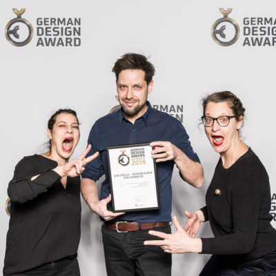 Jan Spille und zwei Mitarbeiter:innen bei der Auszeichnung German Design Award 2019