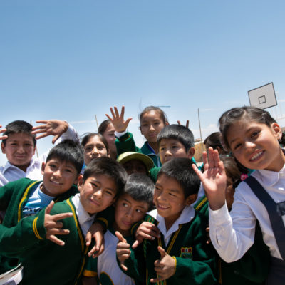 Kinder in Peru beim Besuch von Jan Spille Schmuck