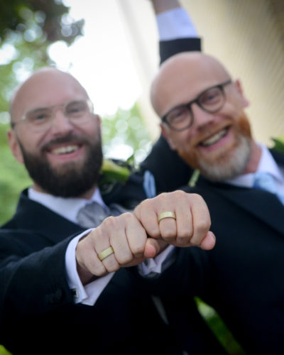 Homosexuelles Ehepaar zeigen stolz ihre fairen Trauringe von Jan Spille, Goldschmied aus Hamburg