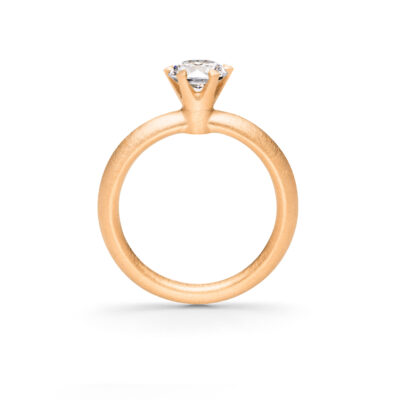 matt roségoldener Verlobungsring mit einem highlight diamanten von Jan Spille