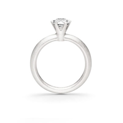 matt weißgoldener Verlobungsring mit einem highlight diamanten von Jan Spille