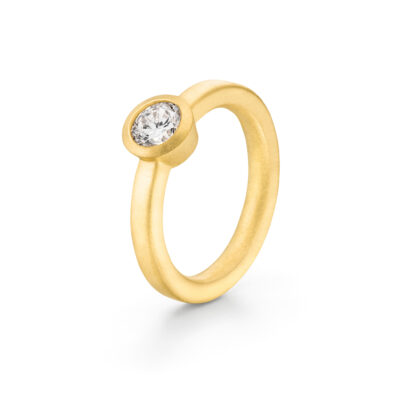 goldener bezel verlobungsring mit diamant in bezel setting aus der spotlight kollektion von jan spille
