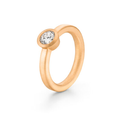 spotlight ring konisch in roségold mit zargenfassung als bezel verlobungsring