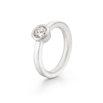 spotlight ring konisch in weißgold mit zargenfassung als bezel verlobungsring