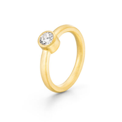 spotlight ring in gelbgold mit diamant in bezel fassung als engagement ring bezel