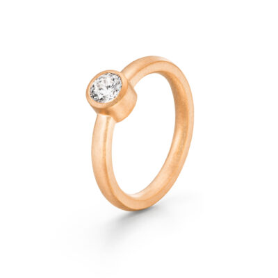 spotlight ring in roségold mit diamant zargenfassung als engagement ring bezel
