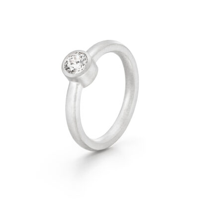 spotlight ring gerade in roségold mit zargenfassung als engagement ring bezel