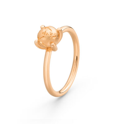 rosegoldener verlobungsring mit weltkugel aus fairtrade gold von jan spille