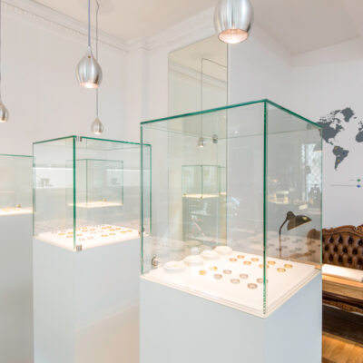 Video-Beratung mit Schmuck Vitrinen in Goldschmiede Atelier Hamburg