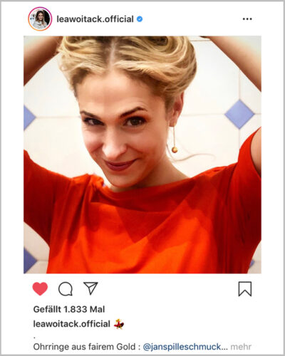 Die Schauspielerin Lea Woitack präsentiert die Ohrhänger der World-Collection