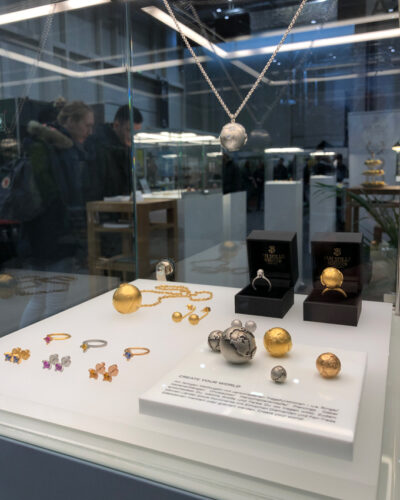 Schmuckstücke der World-Collection wird in einer Ausstellung präsentiert