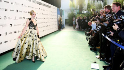Schauspielerin Lea Woitack trägt die World-Collection von Jan Spille auf dem Grünen Teoppich des Greentech Award