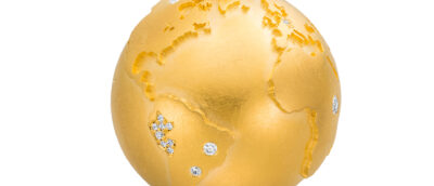 Nahaufnahme der gold Weltkugel aus der World Kollektion einzigartige verlobungsringe von Jan Spille