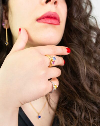 Modernes Ring Stacking mit fairen pinken, blauen und gelben Saphiren aus Fairtrade Gold