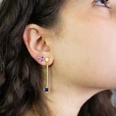 Minimalistischer Ohrhänger aus Recycling Gold mit Blauem Fairtrade Saphir