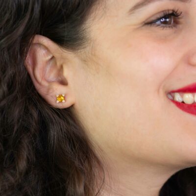 Zarter Ohrstecker aus Orangegold und gelber Saphir aus Fairtrade Bergbau von Jan Spille Hamburg