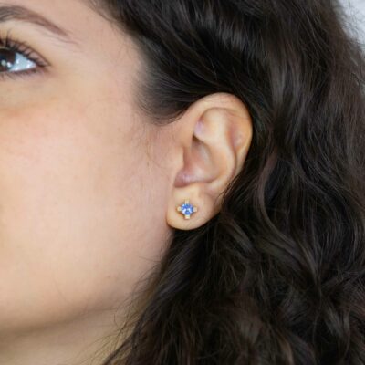 Minimalistischer Ohrstecker aus Fairtarde Gelbgold mit hellblauem Saphir von Schmuckdesigner Jan Spille Hamburg