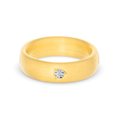 Nachhaltiger Ehering aus Fairatrde Gold mit Einzelfassung Pavé Dreieck und konfliktfreier Diamant als Verlobungsring Ehering Kombination