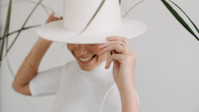 Frau mit weißem Hut trägt Zusteckringe Eco and Green Styled Shooting mit Schmuck von Jan Spille-Schmuck aus Hamburg