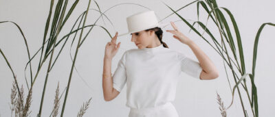 Frau mit weißem Hut trägt Zusteckringe im Eco and Green Styled Brautmoden Shooting mit Schmuck von Jan Spille-Schmuck aus Hamburg
