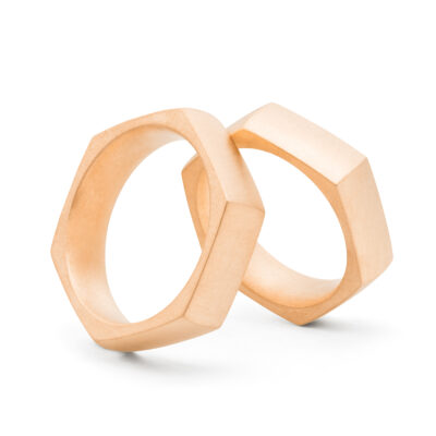 Zeitloser Sechseckiger Ehering aus Fairtrade Echtgold im Modell Geometrie-Sechseck, Roségold Jan Spille Eheringe vom Goldschmied