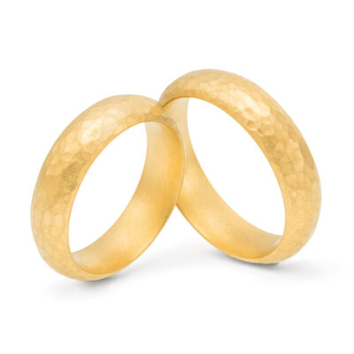 Goldene Trauringe Hammerschlag als Hochzeitsringe von Jan Spille Modell 