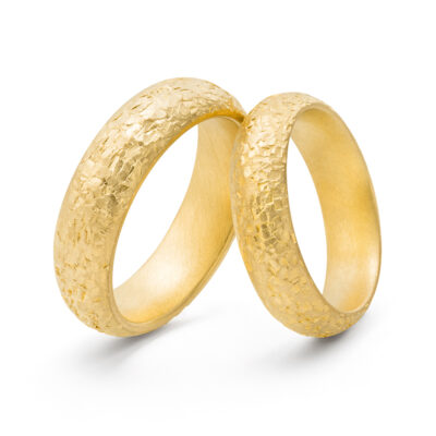 Ungewöhnliche Trauringe mit rauer Oberfläche aus Gold von Jan Spille 