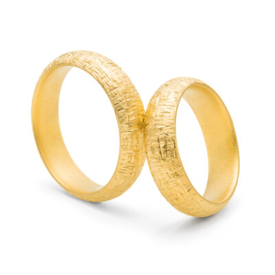 Ungewöhnliche Trauringe mit grober Oberfläche aus Gold von Jan Spille Optik 