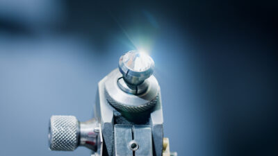Labordiamant wird zu Diamant geschliffen